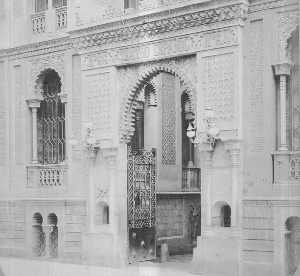 Clic per ampliar fotografia o plànol Fotografia històrica de finals del segle XIX de la Casa Pere Llibre i l'accés al Teatre Espanyol al Passeig de Gràcia