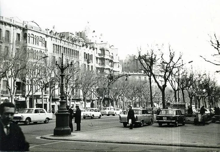 Clic per ampliar fotografia o plànol Fotografia històrica del Passeig de Gràcia a mitjan segle XX amb la Casa Pere Llibre