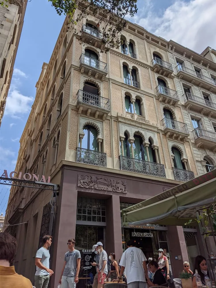 Clic per ampliar fotografia o plànol Façana principal d'estil neomudèjar de la Casa Pere Llibre al Passeig de Gràcia, 24 de Barcelona