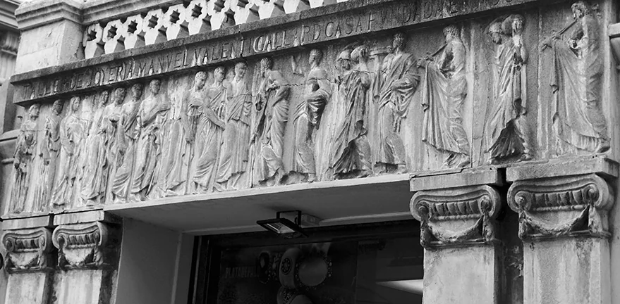 Clic per ampliar fotografia o plànol Inscripció esculpida sobre la porta clàssica interior: Taller de Joieria Manuel Valentí Gallard, casa fundada el 1880