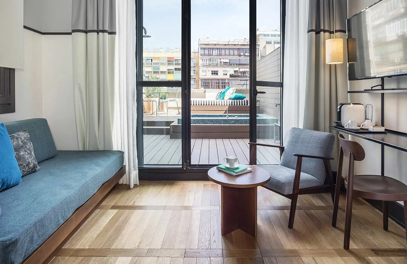 Clic per ampliar fotografia o plànol Terrassa enjardinada i galeria posterior neomudèjar de l'Hotel Praktik Èssens a la Casa Pere Llibre