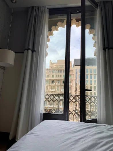 Clic per ampliar fotografia o plànol Detall arquitectònic interior de l'Hotel Praktik Èssens a la Casa Pere Llibre