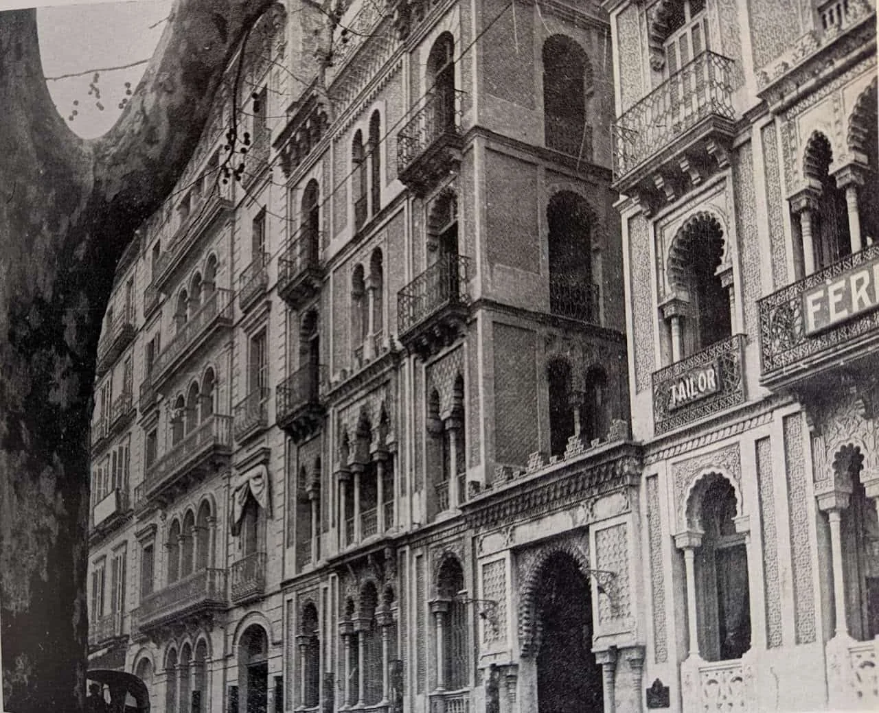 Clic per ampliar fotografia o plànol Fotografia històrica del conjunt bessó: a l'esquerra la Casa Vilumara i a la dreta la Casa Pere Llibre