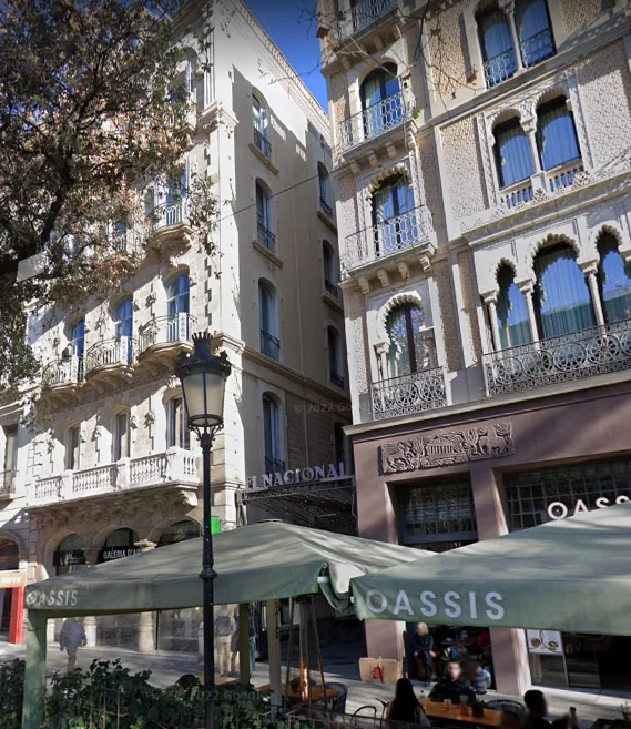 Clic per ampliar fotografia o plànol Vista actual del Passeig de Gràcia amb la Casa Rocamora a l'esquerra i la Casa Pere Llibre a la dreta