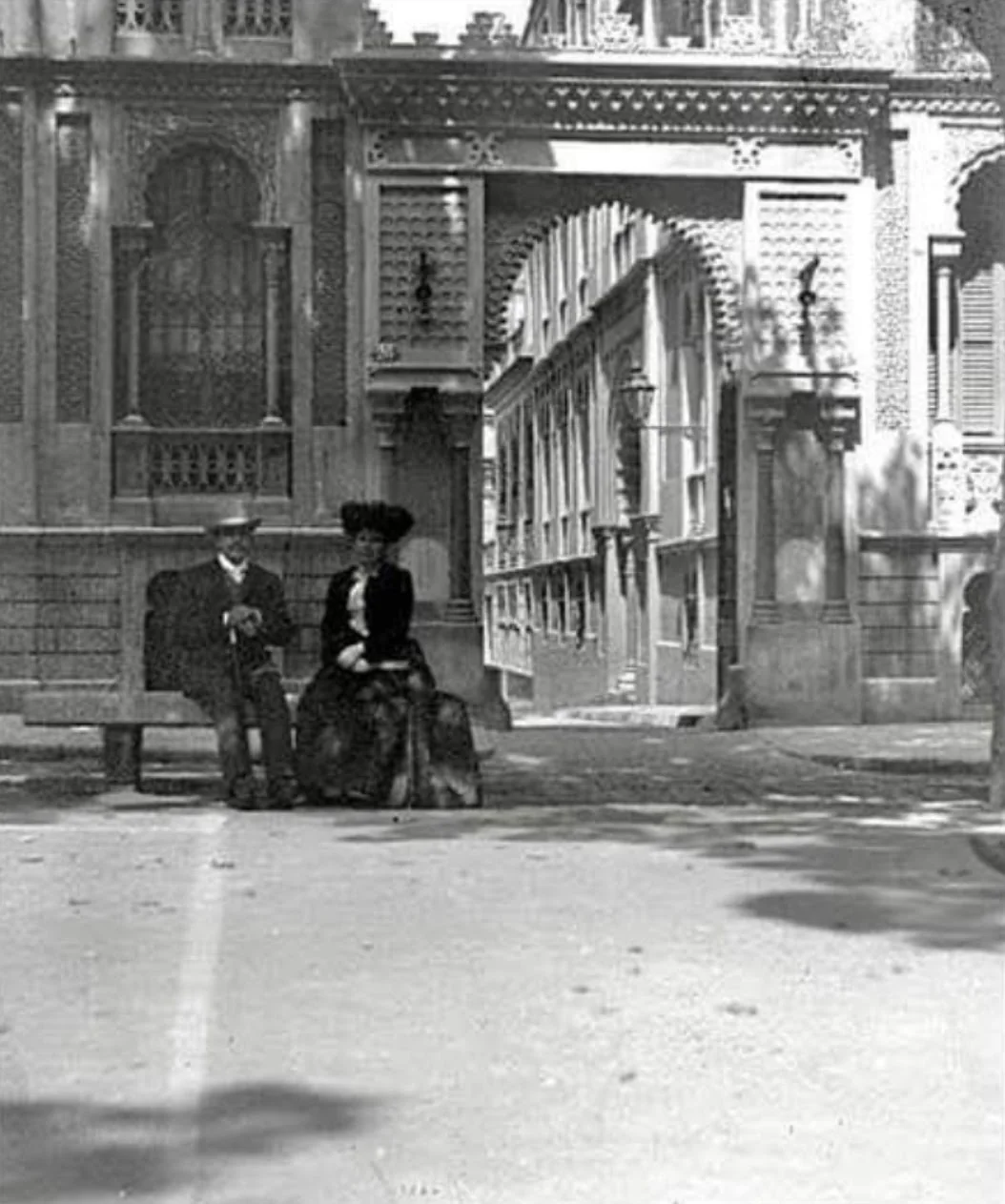Clic per ampliar fotografia o plànol Fotografia històrica posterior de l'accés al passatge sense el rètol del Teatre Espanyol i amb les taquilles tapiades