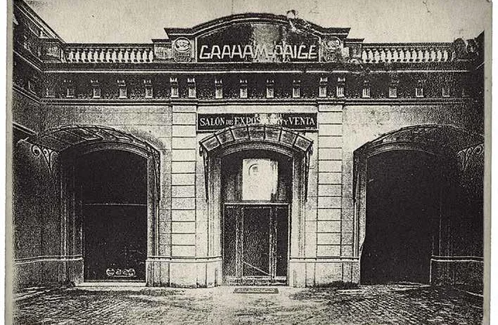 Clic per ampliar fotografia o plànol Antiga entrada des del passatge al concessionari d'automòbils i garatge Subirana al Passeig de Gràcia, 24