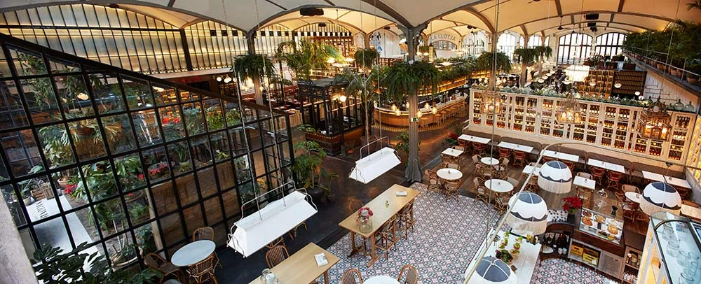 Clic per ampliar fotografia o plànol Interior actual del multiespai gastronòmic El Nacional a l'antic recinte del Teatre Espanyol