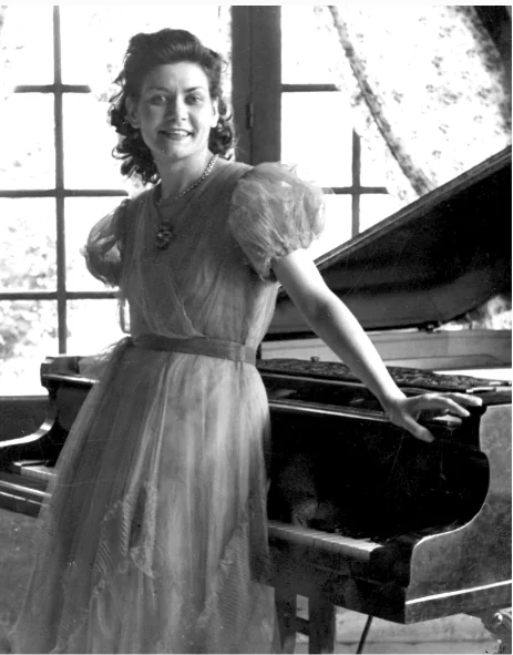 Clic per ampliar fotografia o plànol Retrat de la pianista barcelonina Maria Canals i Cendrós (1914–2010), que dóna nom al passatge al costat de la Casa Pere Llibre