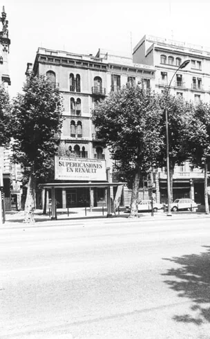 Clic per ampliar fotografia o plànol Fotografia històrica de mitjan segle XX de la Casa Pere Llibre amb cartell publicitari a la planta baixa