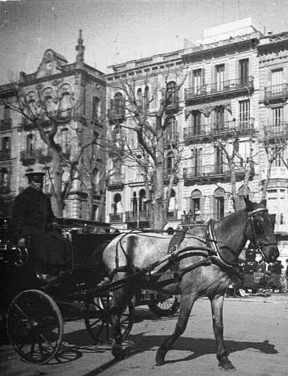 Clic per ampliar fotografia o plànol Fotografia històrica d'un carruatge de cavalls al Passeig de Gràcia davant de la Casa Pere Llibre