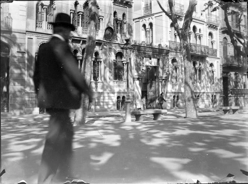 Historical photograph of the entrance to Teatro Español and Casa Pere Llibre on Passeig de Gràcia, Barcelona