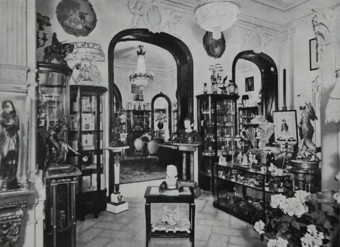 Cliquez pour agrandir la photographie ou le plan Photographie historique de l'intérieur du Magasin d'Antiquités et d'objets d'art de Pere Llibre (2)
