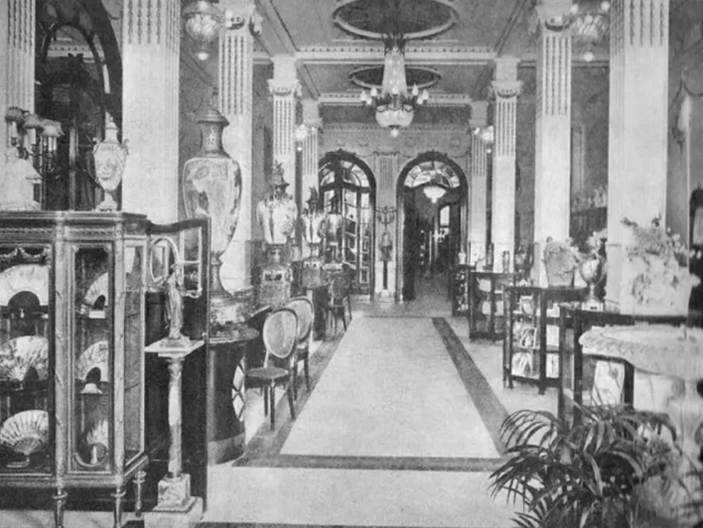 Cliquez pour agrandir la photographie ou le plan Photographie historique des galeries de meubles de luxe et d'antiquités de Pere Llibre à Barcelone (3)
