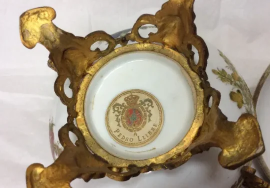 Cliquez pour agrandir la photographie ou le plan Dessous de la bonbonnière portant le cachet original d'antiquaire au nom de Pedro Llibre